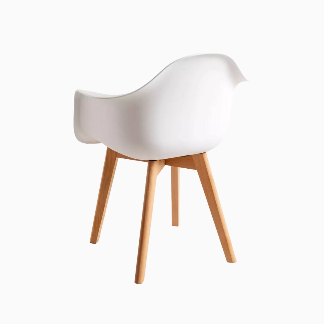 sillón blanco con patas de madera para charlas